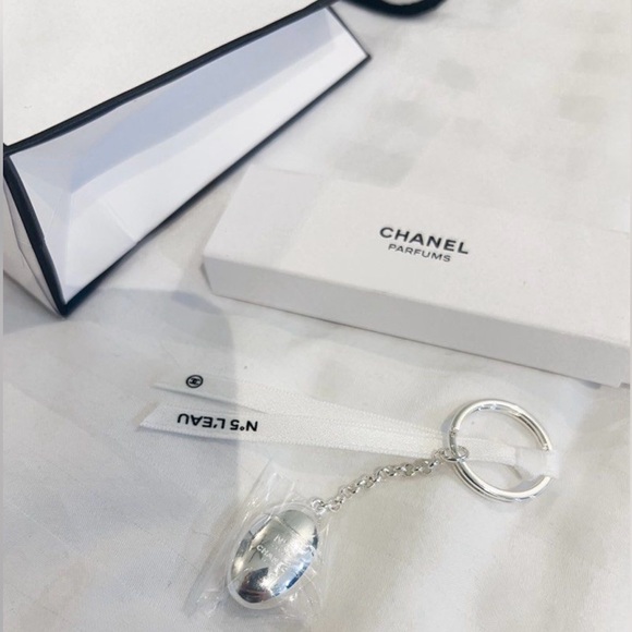 CHANEL N* 5 L’EAU PARFUM KEYCHAIN - Picture 1 of 3